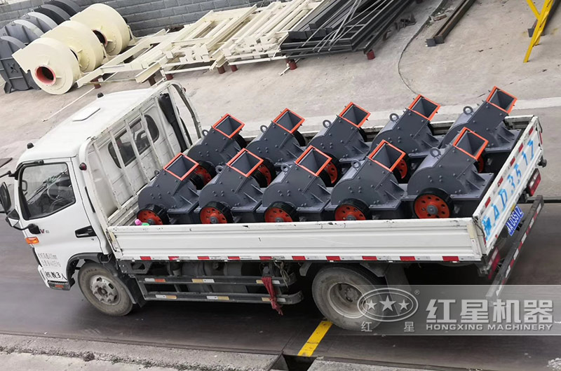 成批PC小型錘式破碎機發貨