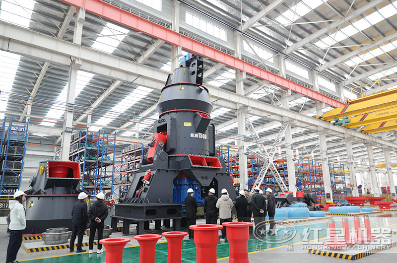 客戶參觀紅星大型雷蒙磨粉機(jī)廠區(qū) 客戶參觀紅星大型雷蒙磨粉機(jī)廠區(qū)