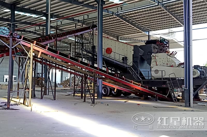 輪胎移動反擊式破碎機現(xiàn)場