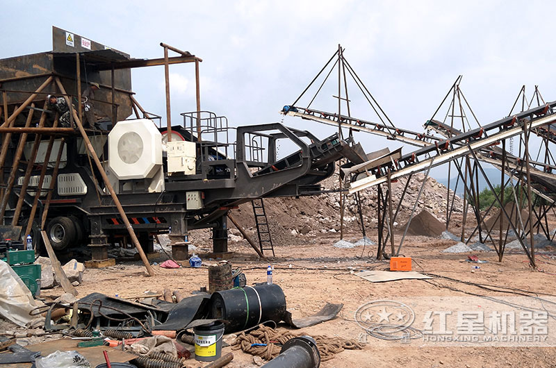 移動破碎站正在現(xiàn)場安裝，如上圖