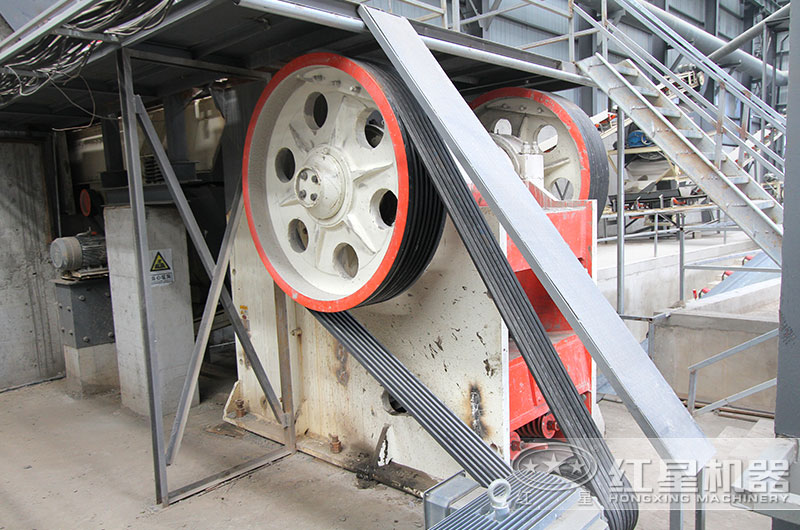 大型鄂破機(jī)作業(yè)現(xiàn)場(chǎng)實(shí)拍