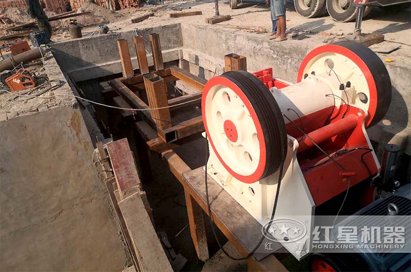 時產200噸白云石顎破機現場