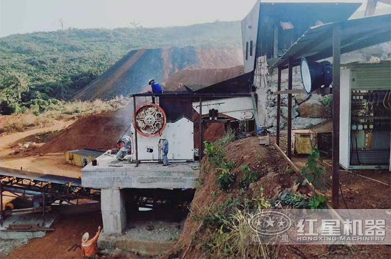 大型顎式破碎機作業現場實拍