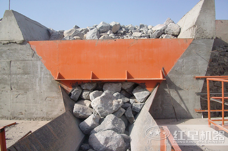 花崗巖碎石制砂現(xiàn)場 花崗巖碎石制砂現(xiàn)場