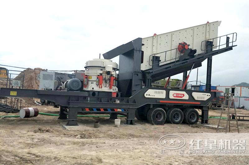 移動(dòng)破碎篩分設(shè)備現(xiàn)場(chǎng)