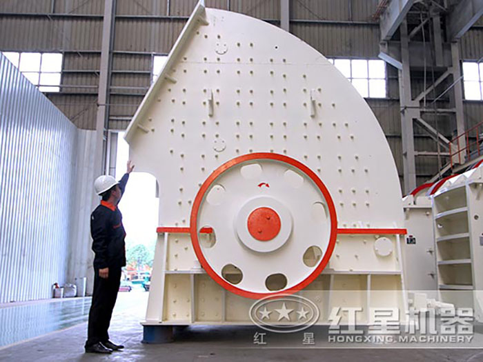 剛制作完成的重錘式破碎機(jī)