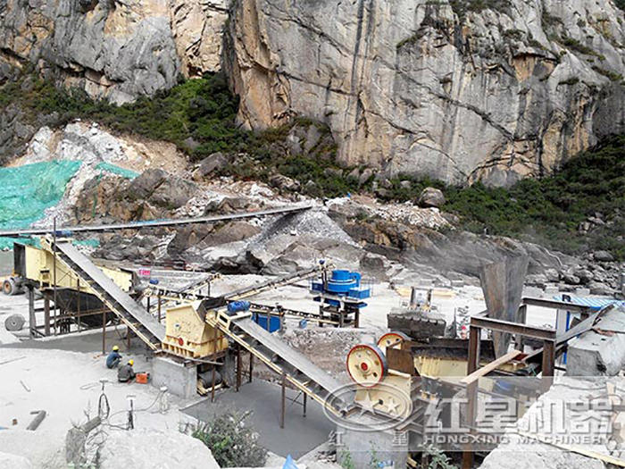 時產300噸的石灰石生產線現場 時產300噸的石灰石生產線現場