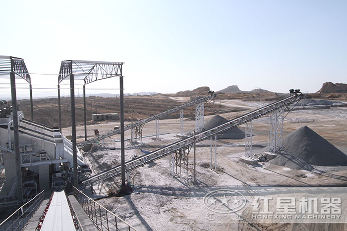 人工生產(chǎn)機(jī)制砂現(xiàn)場