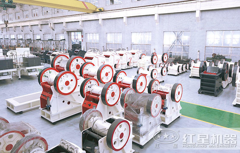 紅星機器小型破碎機設備車間