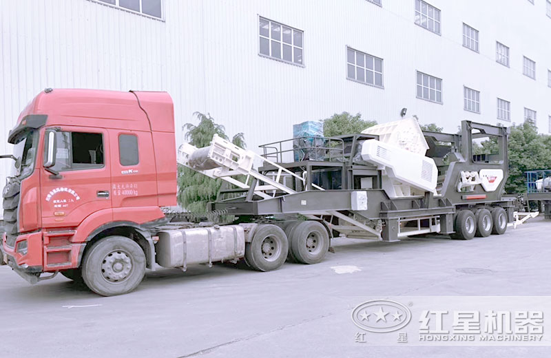 大型車載移動(dòng)式粉石機(jī)車頭牽引下行走自如 大型車載移動(dòng)式粉石機(jī)車頭牽引下行走自如