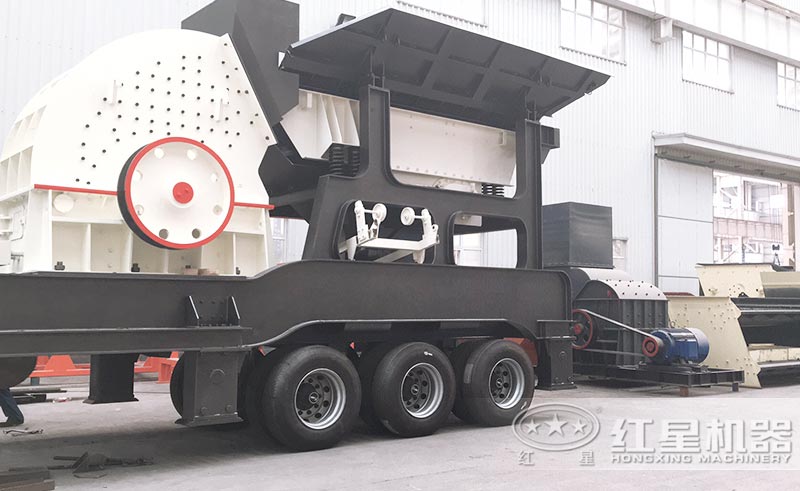 廠區擺放的剛完工的錘式移動破碎機 廠區擺放的剛完工的錘式移動破碎機