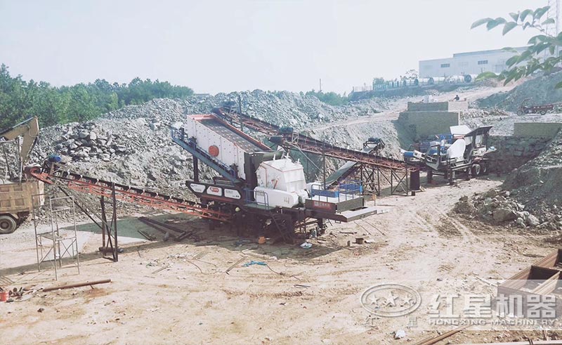 移動式的時(shí)產(chǎn)100噸的碎石生產(chǎn)線現(xiàn)場