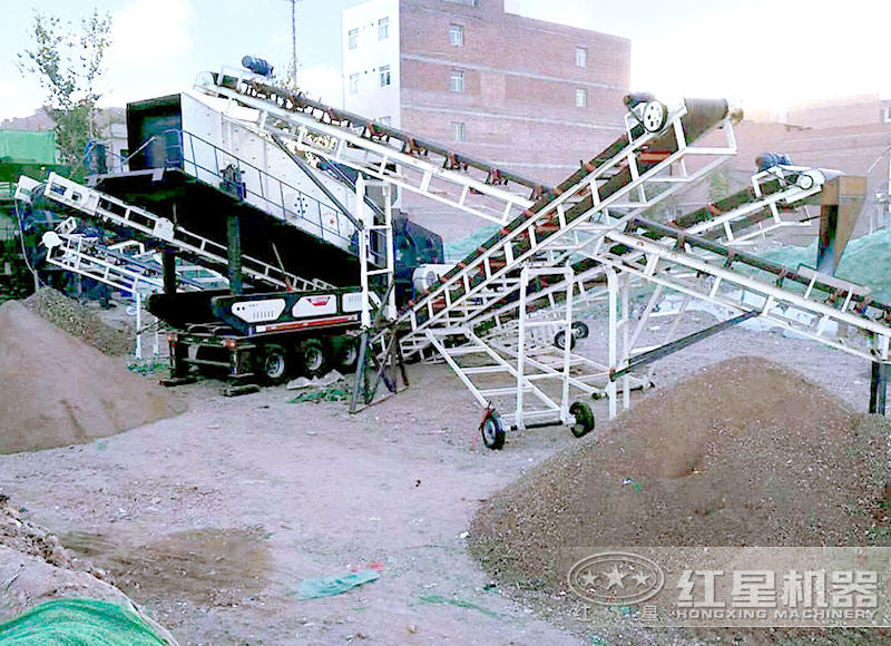 移動制砂機打砂作業(yè)現(xiàn)場