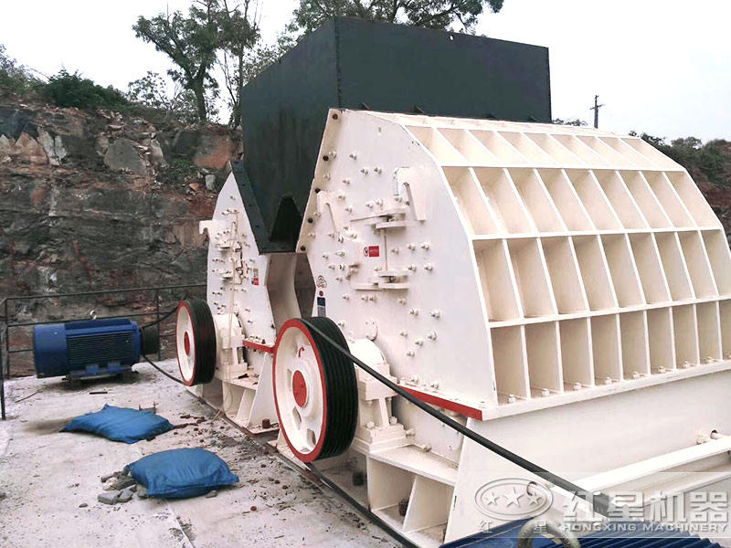 2臺錘式破碎機作業(yè)中