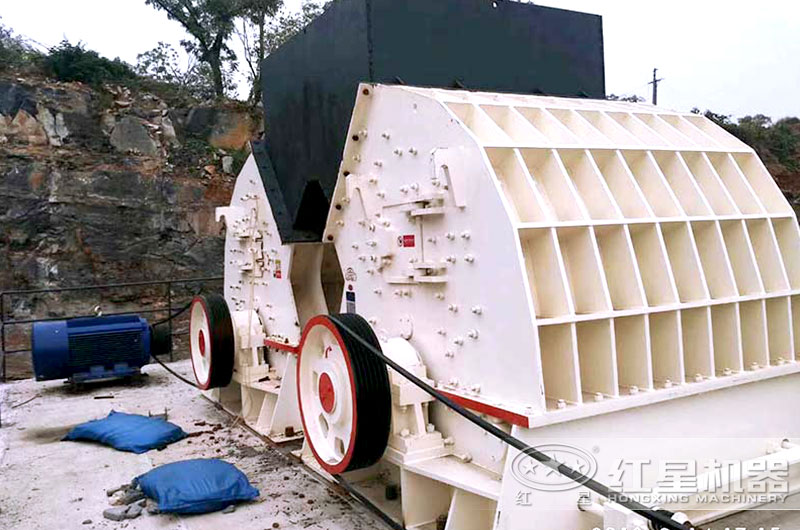 錘式破碎機(jī)現(xiàn)場