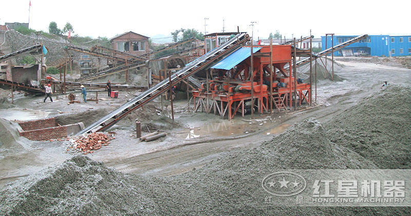 對輥制砂機(jī)作業(yè)現(xiàn)場