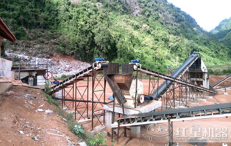 小型石頭粉碎機作業(yè)現(xiàn)場