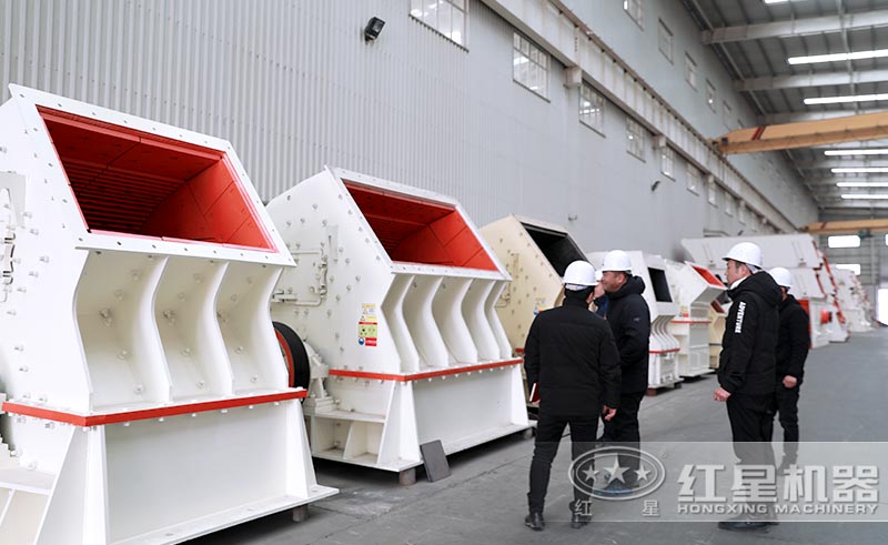 客戶來廠考察重錘式破碎機(jī) 客戶來廠考察重錘式破碎機(jī)