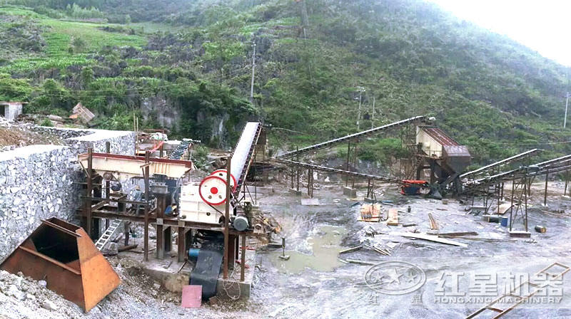 小型顎式粉碎機(jī)客戶現(xiàn)場(chǎng)二