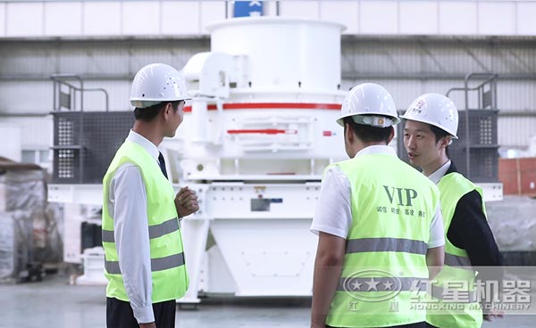 紅星工程師為客戶講解中