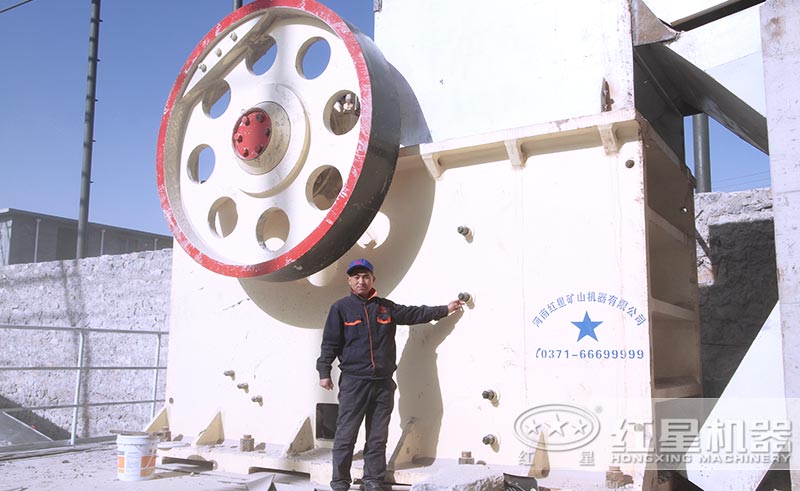 顎式破碎機安裝調試客戶現場 顎式破碎機安裝調試客戶現場