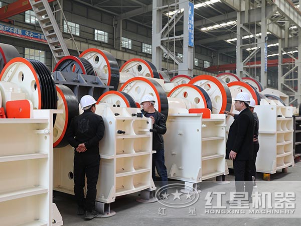 客戶來廠考察顎式破碎機中