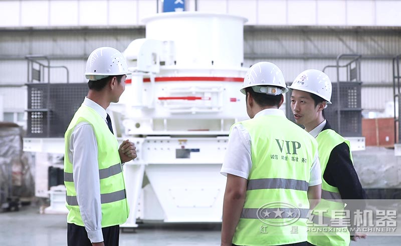 客戶來廠考察制砂機(jī)，工程師跟蹤講解