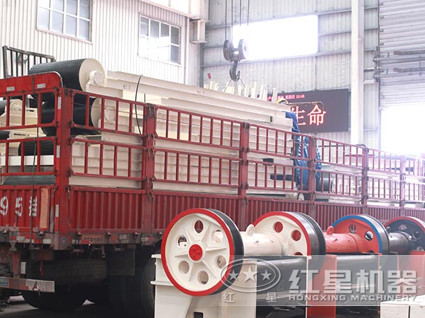 紅星皮帶輸送機正發(fā)往客戶現(xiàn)場