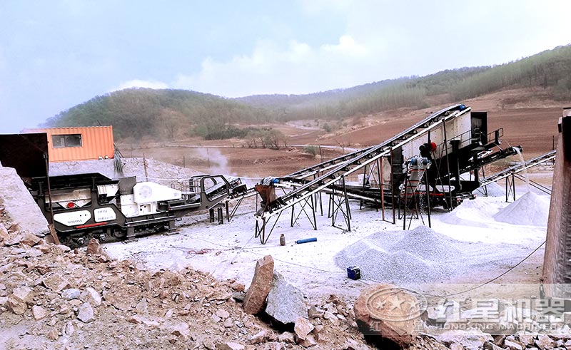 兩臺移動破組成的時產(chǎn)300噸石灰石移動式生產(chǎn)線