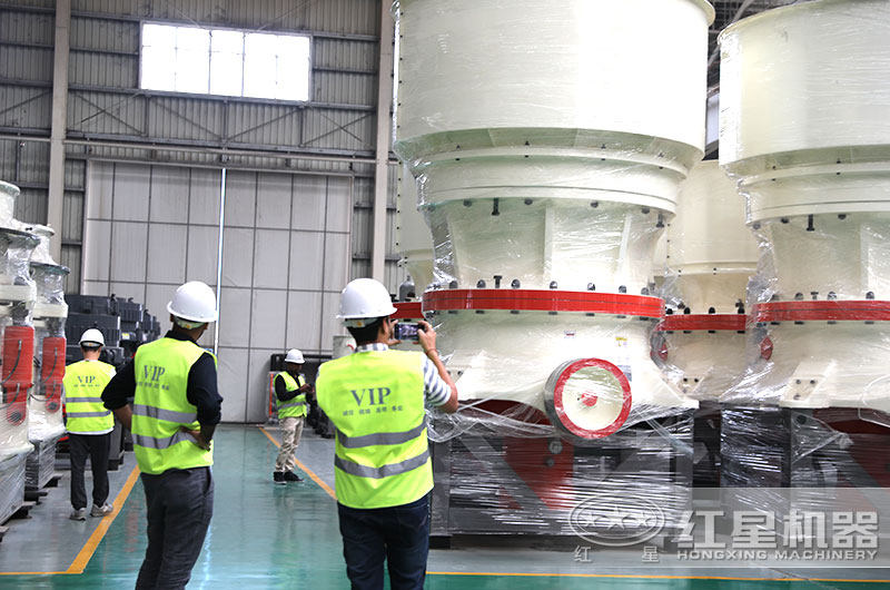 單缸圓錐破碎機(jī)用戶來廠家參觀