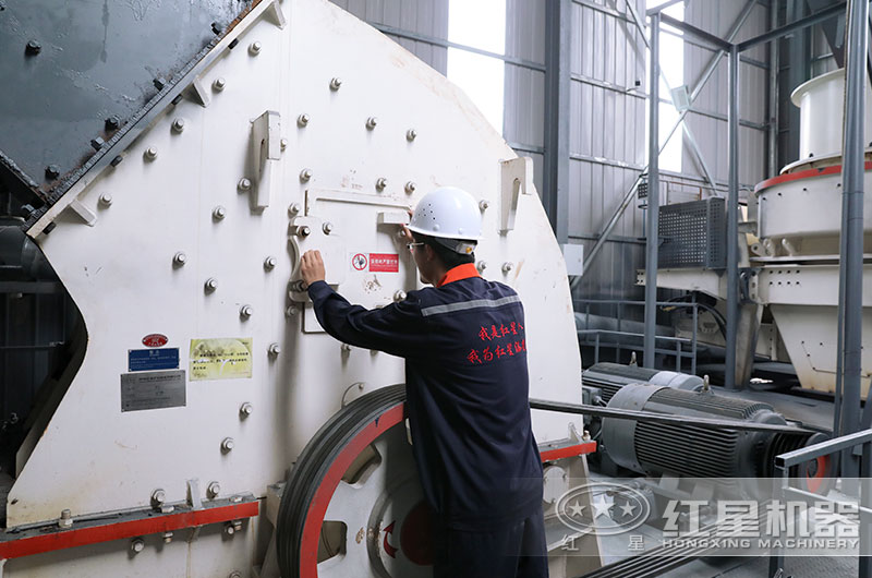 紅星技術(shù)人員到現(xiàn)場安裝維護(hù)