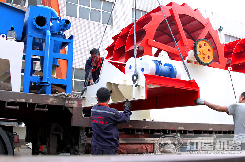 紅星師傅正在為客戶的洗砂設備裝車準備發貨