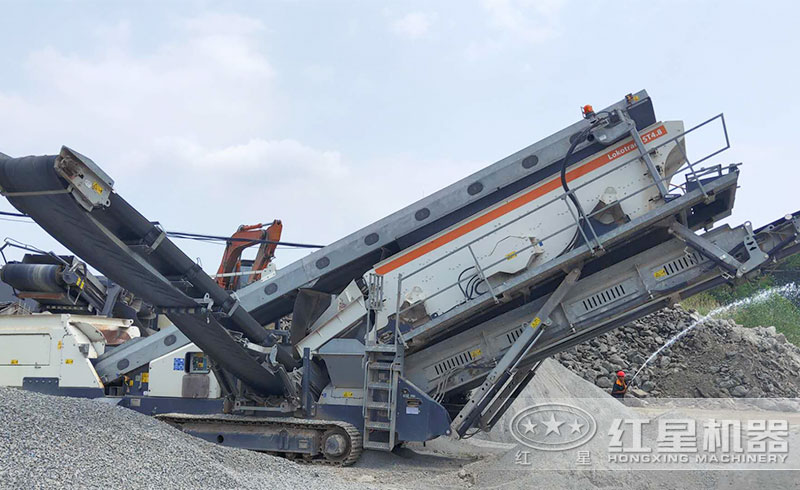 移動(dòng)磚石粉碎機(jī)作業(yè)現(xiàn)場(chǎng) 移動(dòng)磚石粉碎機(jī)作業(yè)現(xiàn)場(chǎng)