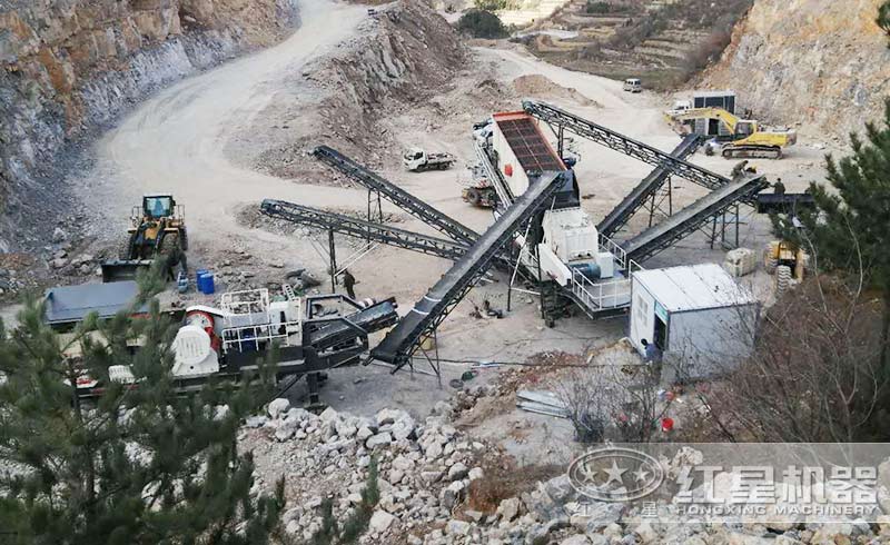 移動砂石破碎機作業