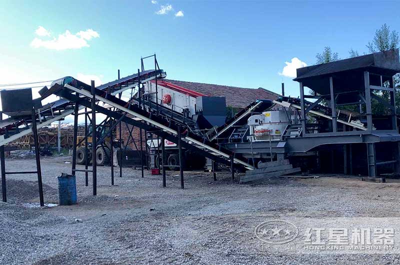 破石頭機器現(xiàn)場_輪胎移動破+制砂機組合現(xiàn)場