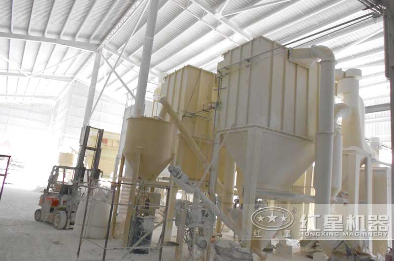 白云石磨粉作業現場 白云石磨粉作業現場