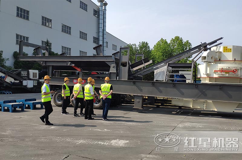 客戶考察車載移動式制砂機 客戶考察車載移動式制砂機