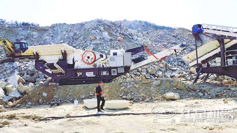 花崗巖履帶移動(dòng)式破碎機(jī)現(xiàn)場(chǎng)