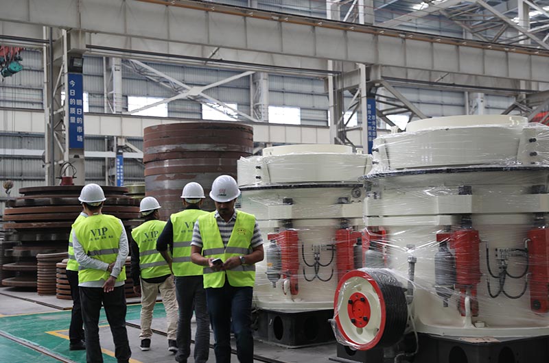 客戶來廠考察花崗巖圓錐破碎機(jī)設(shè)備