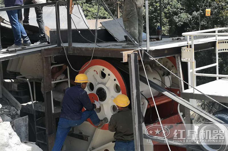 大型顎式破碎機(jī)現(xiàn)場
