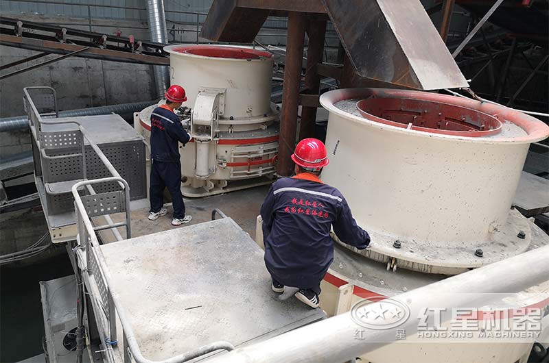 工作人員對制砂機進行運行調試前的檢查