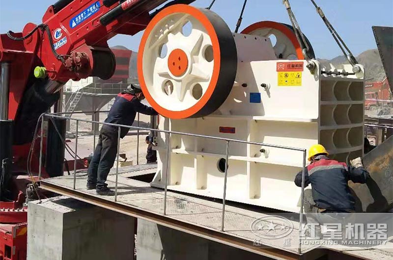 大型鄂式破碎機現(xiàn)場