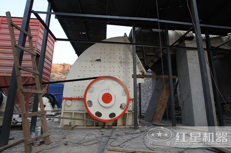 重錘式粉碎機(jī)作業(yè)現(xiàn)場(chǎng)