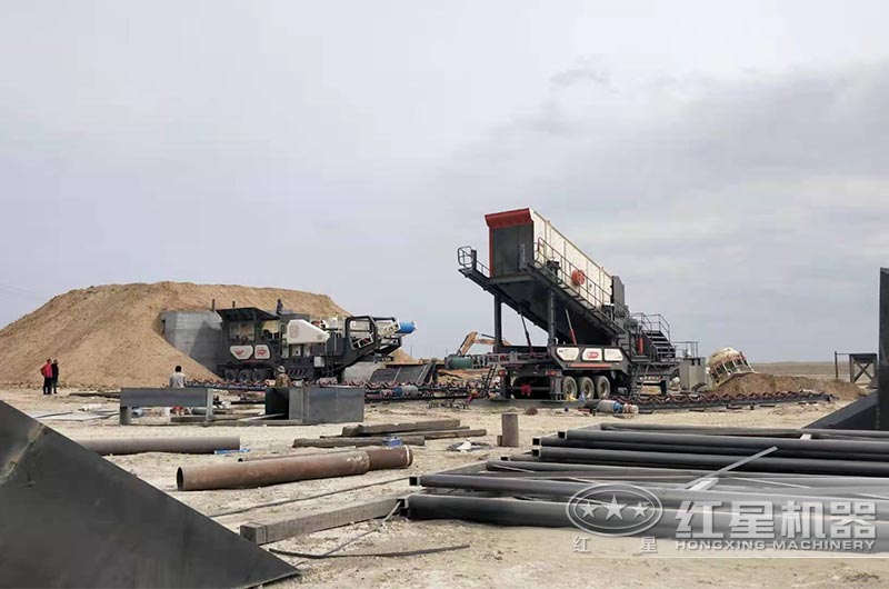 移動式破碎機(jī)處理鐵礦石安裝現(xiàn)場 移動式破碎機(jī)處理鐵礦石安裝現(xiàn)場