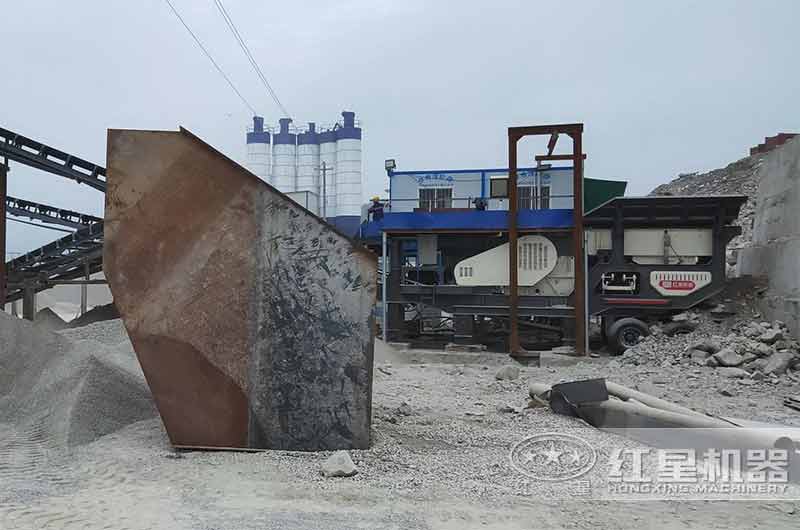 青石花崗巖流動制砂現場