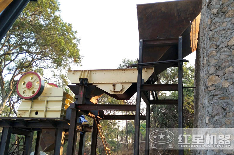 顎式粉碎機(jī)作業(yè)現(xiàn)場(chǎng)