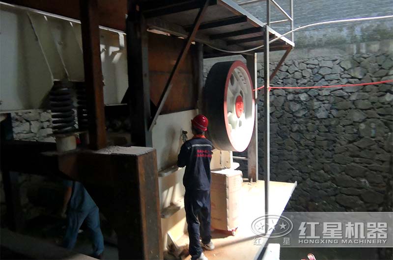 碎石機(jī)維護(hù)現(xiàn)場