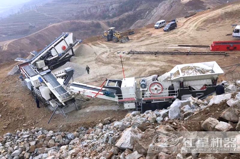 硬石頭移動顎式粉碎機作業現場 硬石頭移動顎式粉碎機作業現場