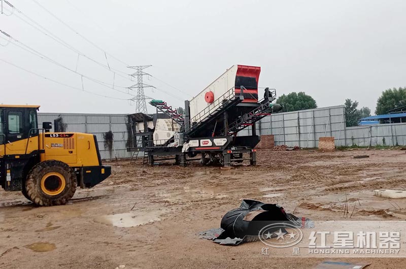 重錘破移動(dòng)建筑垃圾粉碎機(jī)現(xiàn)場(chǎng)