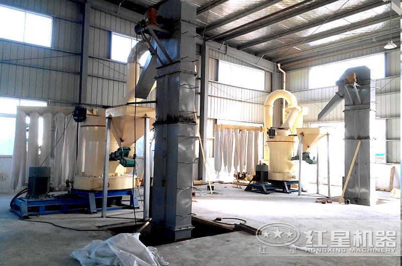 雙臺雷蒙磨粉機工作現場